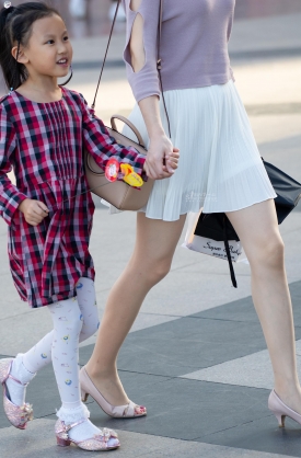 �Ҿ�������Shao Fuһ�����˳�����̤��˿�࣬¶ֺ������